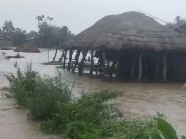 वाल्मीकि नगर के झंडावाटोला एसएसबी कैंप समेत आधा दर्जन गांव में घुसा गंडक नदी के बाढ़ का पानी