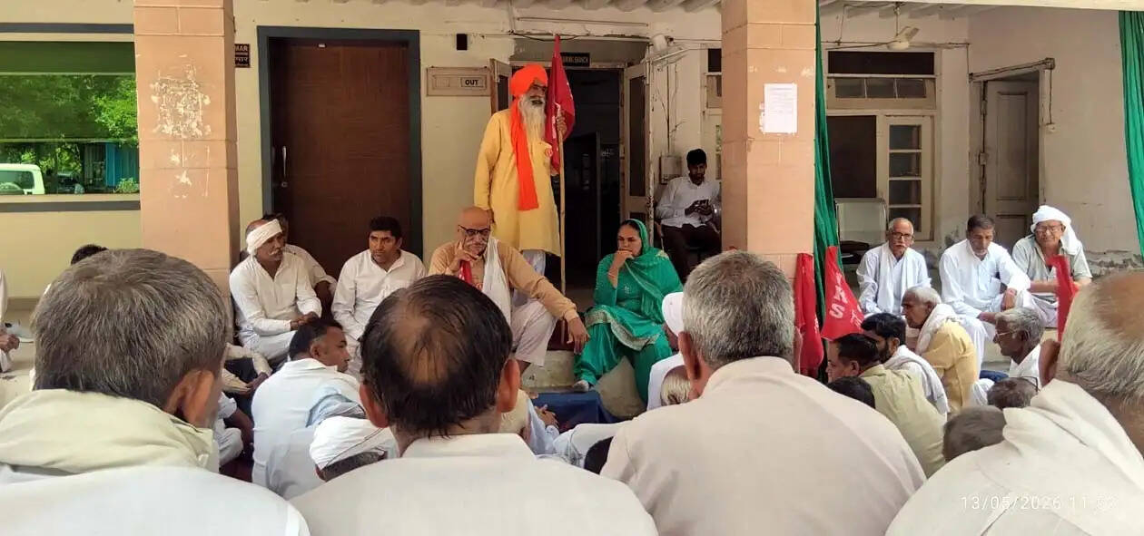 हिसार : बिजली व पानी की समस्या से गुस्साए किसानों ने किया प्रदर्शन