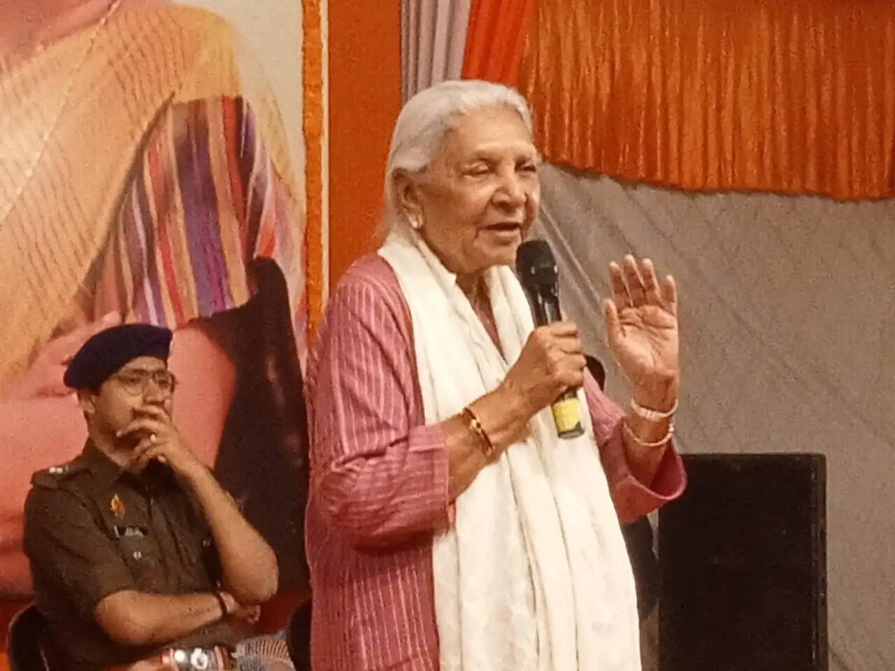 राज्यपाल ने वाराणसी के असवारी गांव में ग्रीन आर्मी की महिलाओं से किया संवाद,कार्यों को सराहा