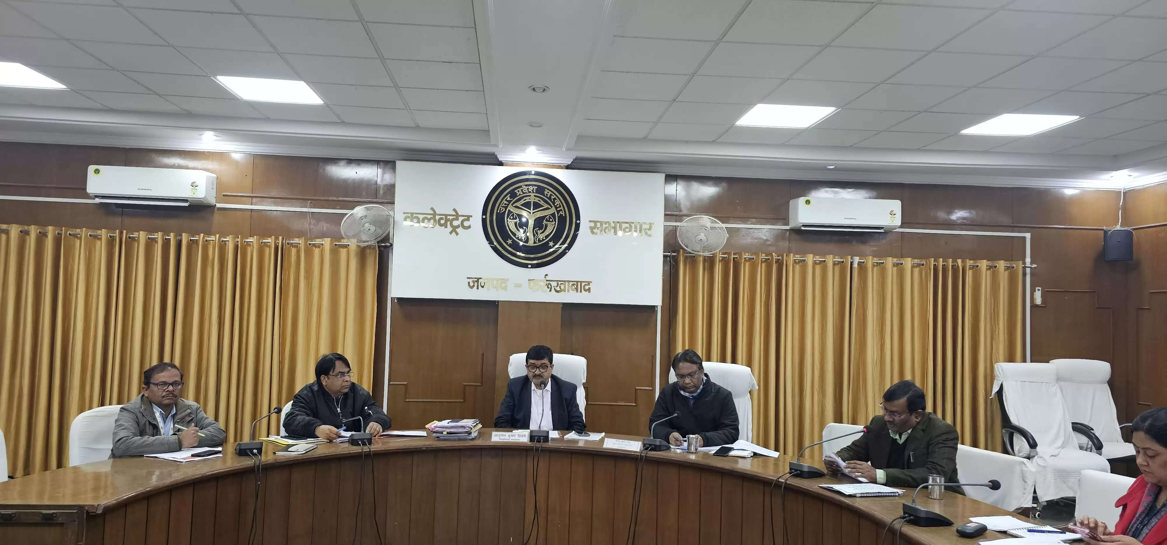 विकास कार्यो में जिले को 15वाॅ स्थान मिलने पर डीएम ने लगाई विभागाध्यक्षों को फटकार