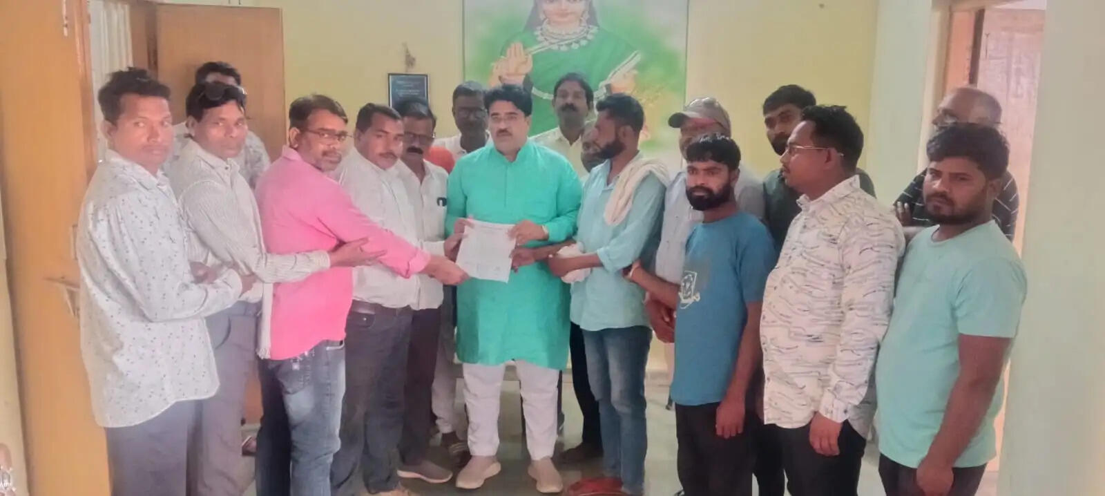 धमतरी : हटकेशर वार्ड में धरसा रोड निर्माण की मांग तेज, वार्डवासी व ग्रामीणों ने महापौर को सौंपा ज्ञापन