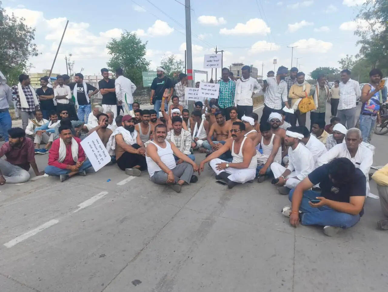 श्योपुरः ओलावृष्टि के बाद कांग्रेस ने निकाली न्याय यात्रा, मुआवजे की मांग को लेकर लगाया जाम