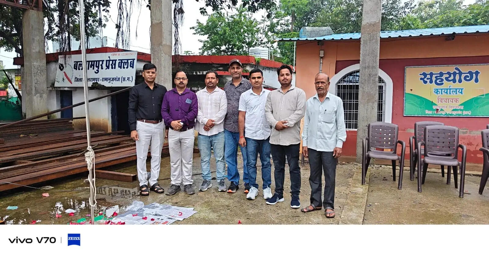 बलरामपुर प्रेस क्लब में शान से लहराया तिरंगा, पत्रकारों ने लिया राष्ट्रहित में कर्तव्य निभाने का संकल्प