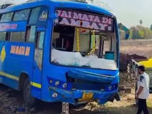 विदिशा&nbsp;:&nbsp;यात्री बस&nbsp;अनियंत्रित होकर सड़क से नीचे खेत में उतरी,&nbsp;बाल&nbsp;बाल&nbsp;बची&nbsp;यात्रियाें&nbsp;की&nbsp;जान