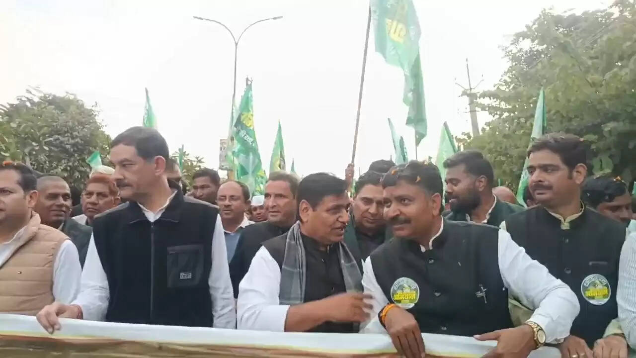 “अरावली बचाओ–देश बचाओ” की हुंकार से गूंजा अलवर: कटी घाटी से मिनी सचिवालय तक कांग्रेस ने निकाली रैली