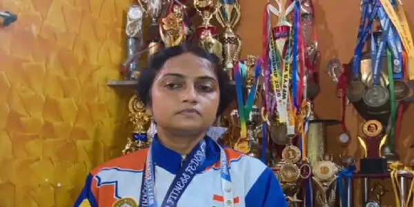 पटाया की अंतरराष्ट्रीय योगासन प्रतियोगिता में आसनसोल की पंपा पाल ने जीता स्वर्ण