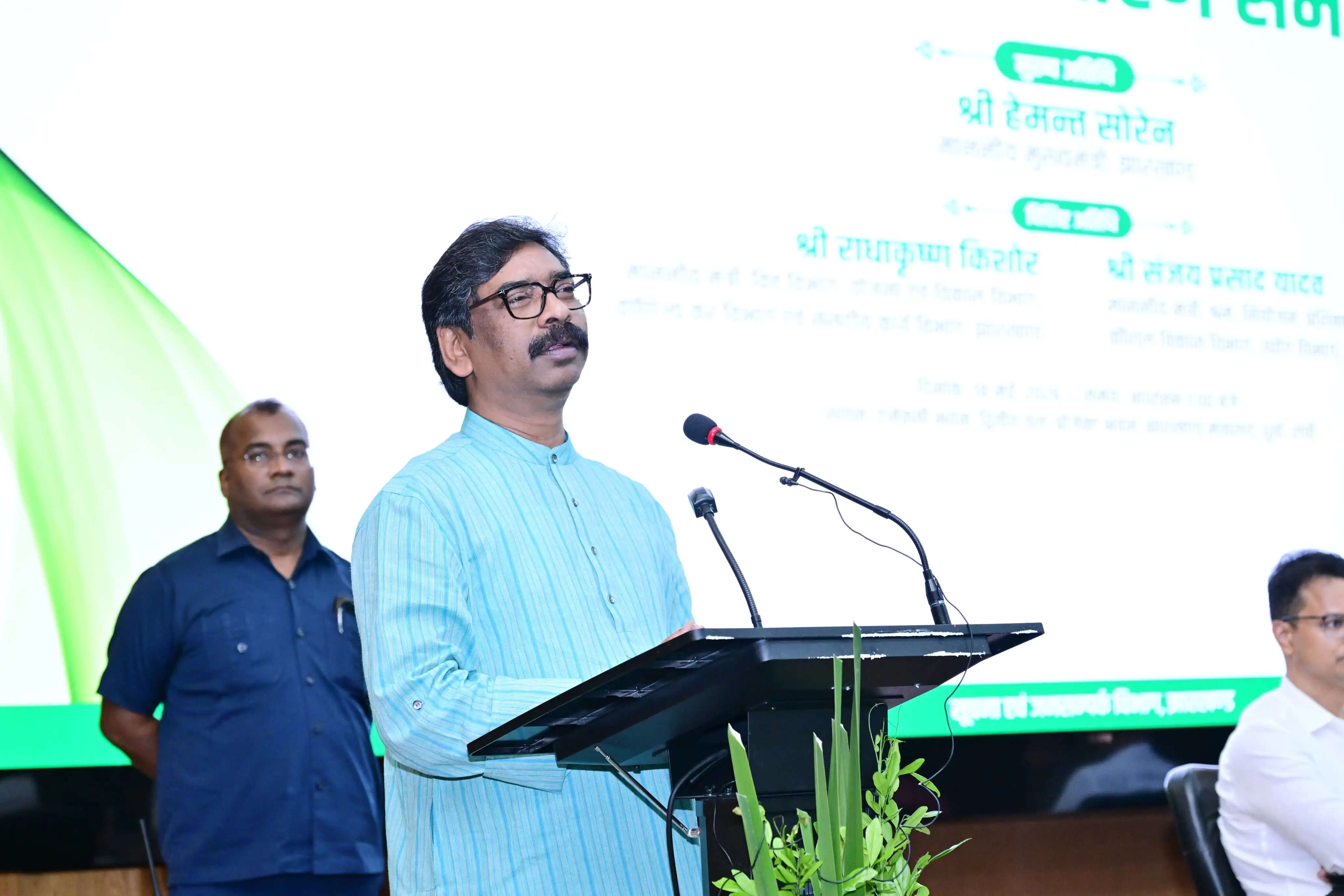 मुख्यमंत्री ने आचार्यों और आंगनबाड़ी पर्यवेक्षिकाओं का सौंपा नियुक्ति पत्र