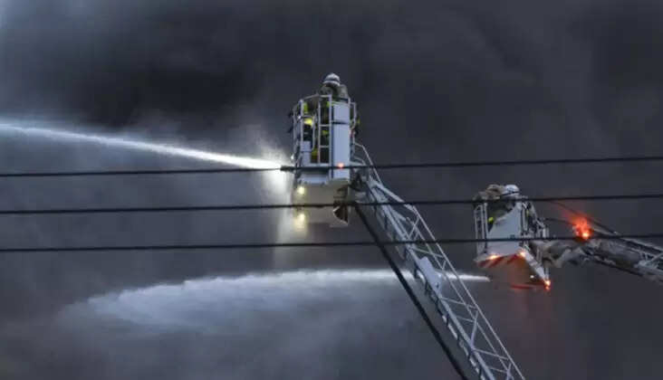 टोक्यो के हानेडा हवाई अड्डे के पास लगी आग, उड़ानें प्रभावित