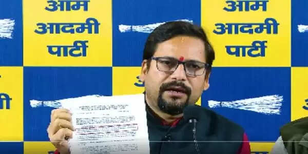 आआपा ने फिर लगाया शिक्षकों से कुत्तों की गिनती कराने का आरोप