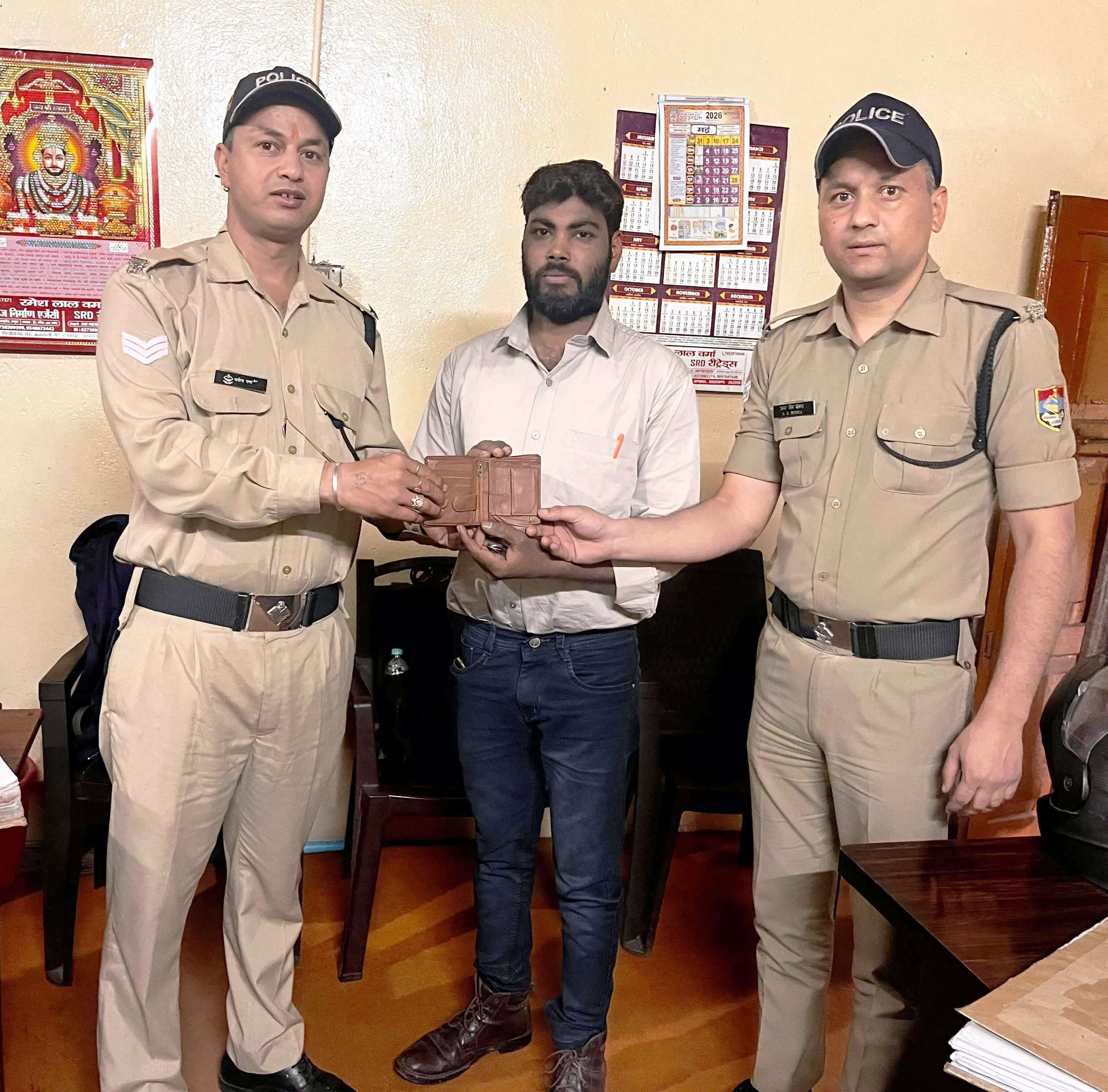 गुम पर्स यातायात पुलिस ने खोजकर लौटाया, श्रद्धालु ने जताया आभार