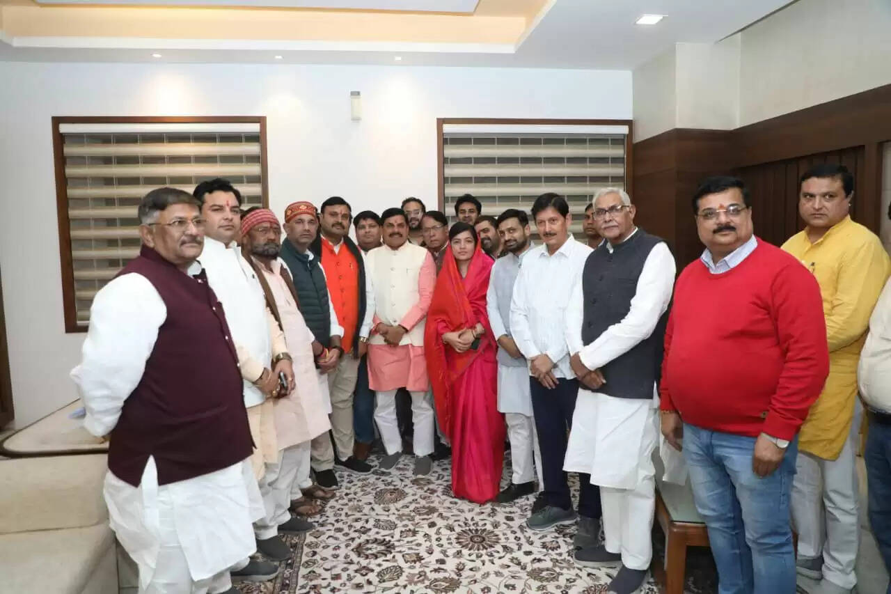 मुख्यमंत्री से मिला कांग्रेस व भाजपा विधायकों का प्रतिनिधि मंडल,&nbsp;आईएएस संतोष वर्मा के निलंबन की मांग की