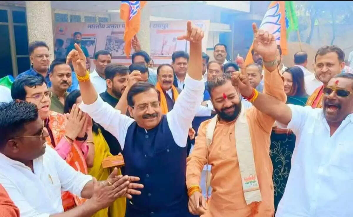 नबीन के भाजपा&nbsp;राष्ट्रीय अध्यक्ष बनने पर&nbsp;&nbsp;रायपुर&nbsp;के&nbsp;एकात्म एवं ठाकरे परिसर में जश्न का माहौल