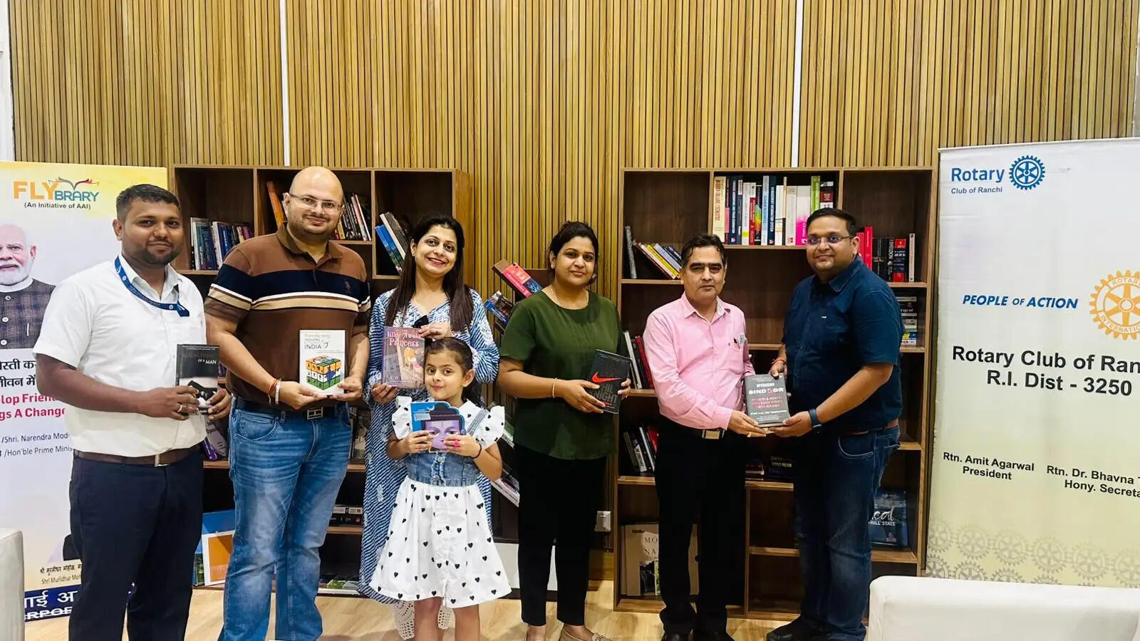 एयरपोर्ट की फ्लाइब्ररी के लिए रोटरी क्लब ने सौंपी तीन साै पुस्तकें