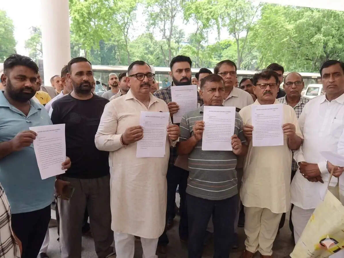 यमुनानगर:भूसे की बढ़ती कीमतों के खिलाफ डेयरी संचालकों ने किया प्रदर्शन