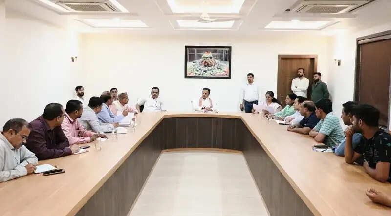 मप्रः उप मुख्यमंत्री शुक्ल ने रीवा में घरेलू गैस आपूर्ति व्यवस्था की समीक्षा की