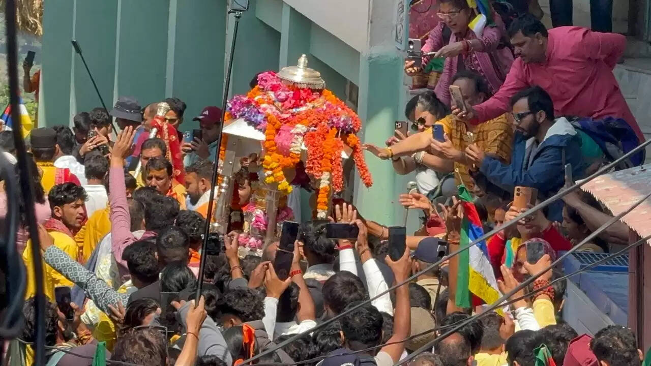 श्री केदारनाथ धाम के लिए पंचमुखी डोली रवाना, दो मई को खुलेंगे कपाट