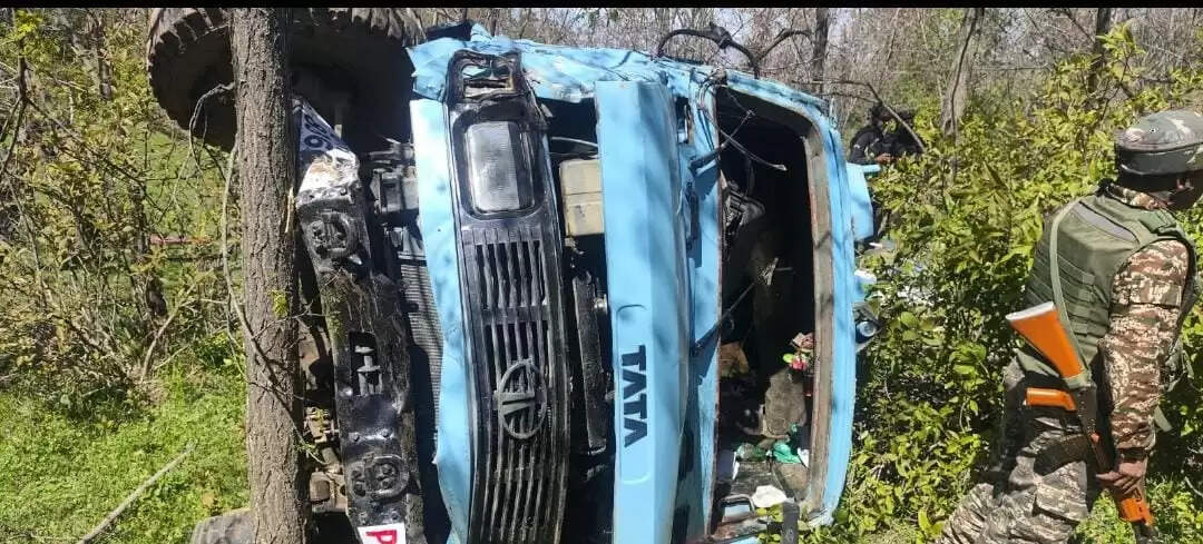 बडगाम में सीआरपीएफ वाहन के खाई में गिरने से दस सुरक्षाकर्मी घायल