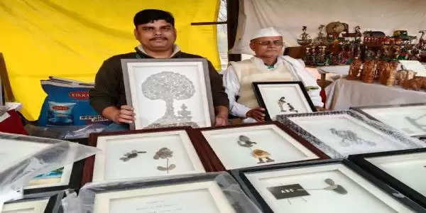 फरीदाबाद: नदियों व सागर में मिलने वाले पथरीले टुकड़ों को बिना तराशे देते हैं आकृति का रूप