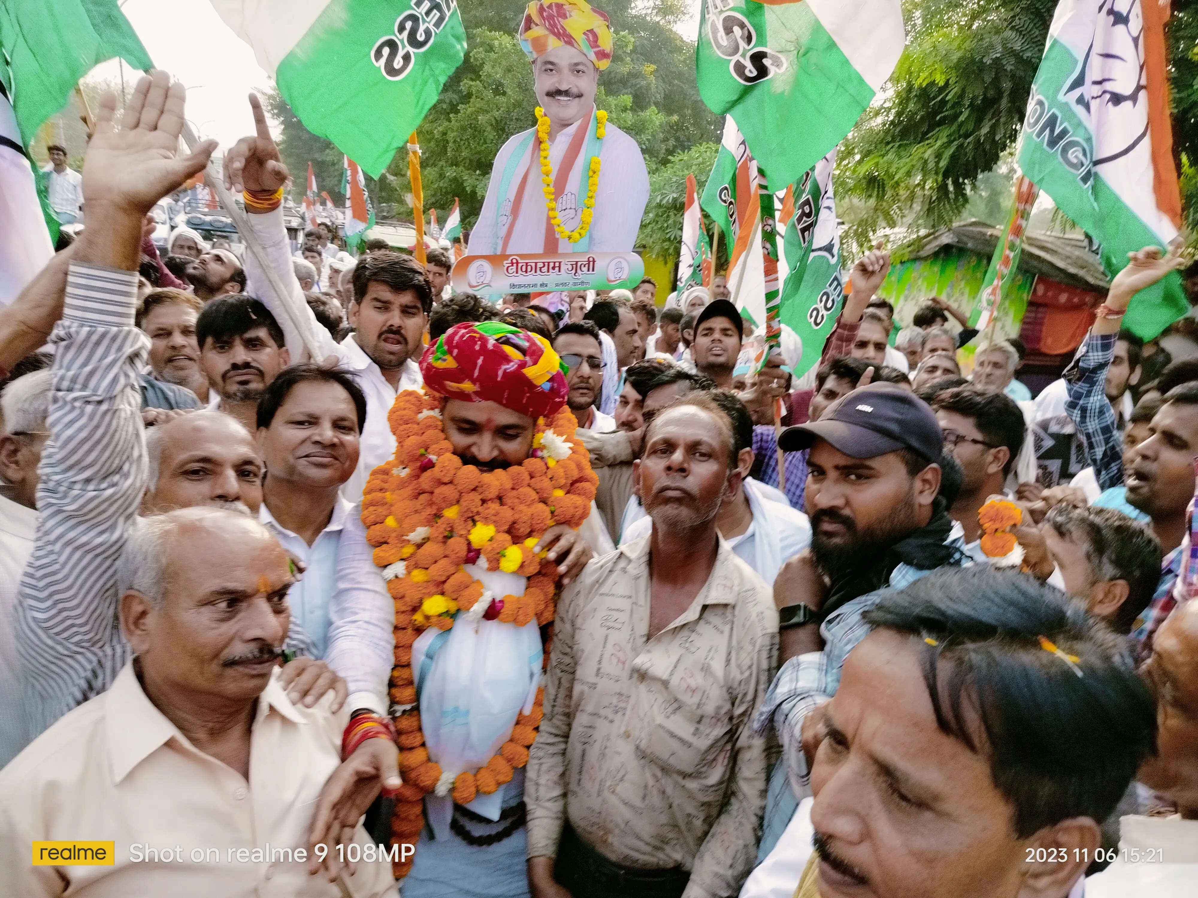 मंदिर में पूजा अर्चना के बाद अलवर में कई प्रत्याशियों ने अंतिम दिन भरा नामांकन