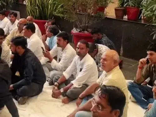 भोपाल में पीएचई&nbsp;दफ्तर के बाहर ढोल-नगाड़ों के साथ ठेकेदारों का धरना, जून से अटके बिलों के भुगतान की मांग