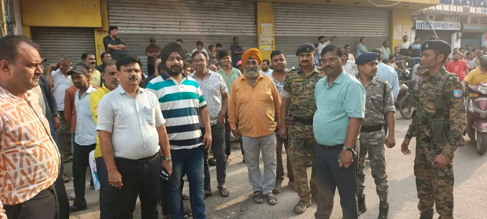 अतिक्रमणकारियों पर चला बुलडोजर, सड़क किनारे दुकानाें का निर्माण तोड़ा