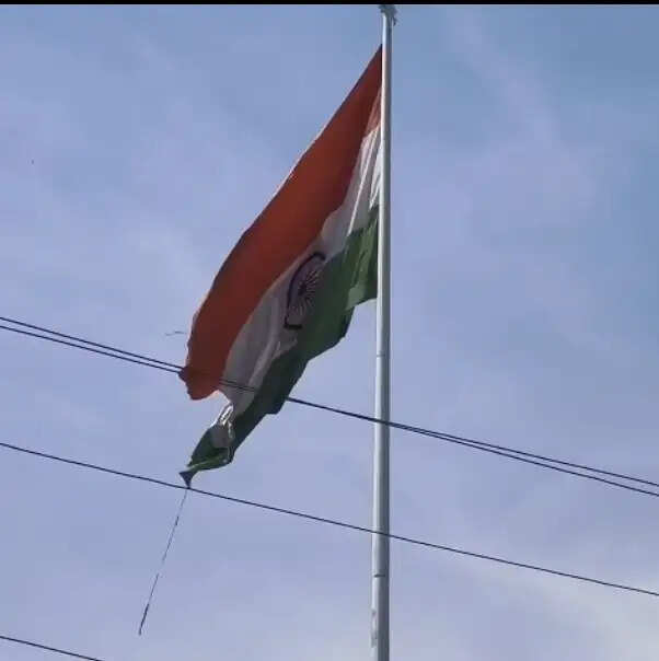 कई दोनों से लहरा रहा है 71 मीटर ऊंचा खण्डित राष्ट्रध्वज, जिम्मेदारों की खामोशी पर उठे सवाल
