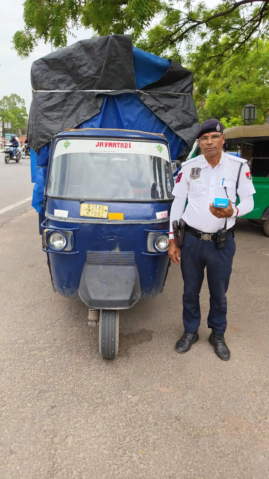 ओवरस्पीडिंग, ब्लैक फिल्म और मॉडिफाइड साइलेंसर पर चला ट्रैफिक पुलिस का डंडा