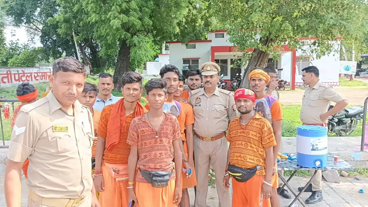 पुलिस ने पुष्प वर्षा कर कांवड़ियों का किया स्वागत