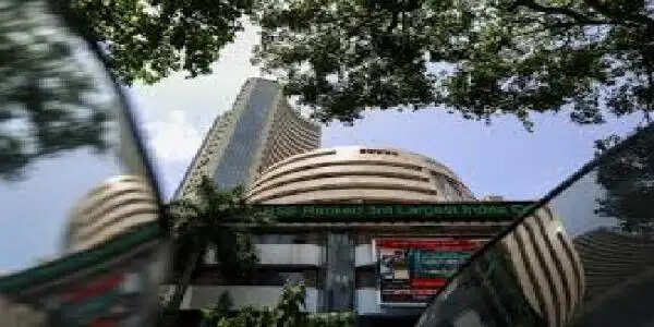 शेयर बाजार में शुरुआती गिरावट के बाद तेजी, सेंसेक्स 82.99 अंक उछला