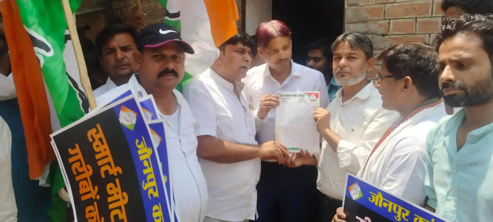 जौनपुर में बिजली कटौती और स्मार्ट मीटर के खिलाफ कांग्रेस का प्रदर्शन