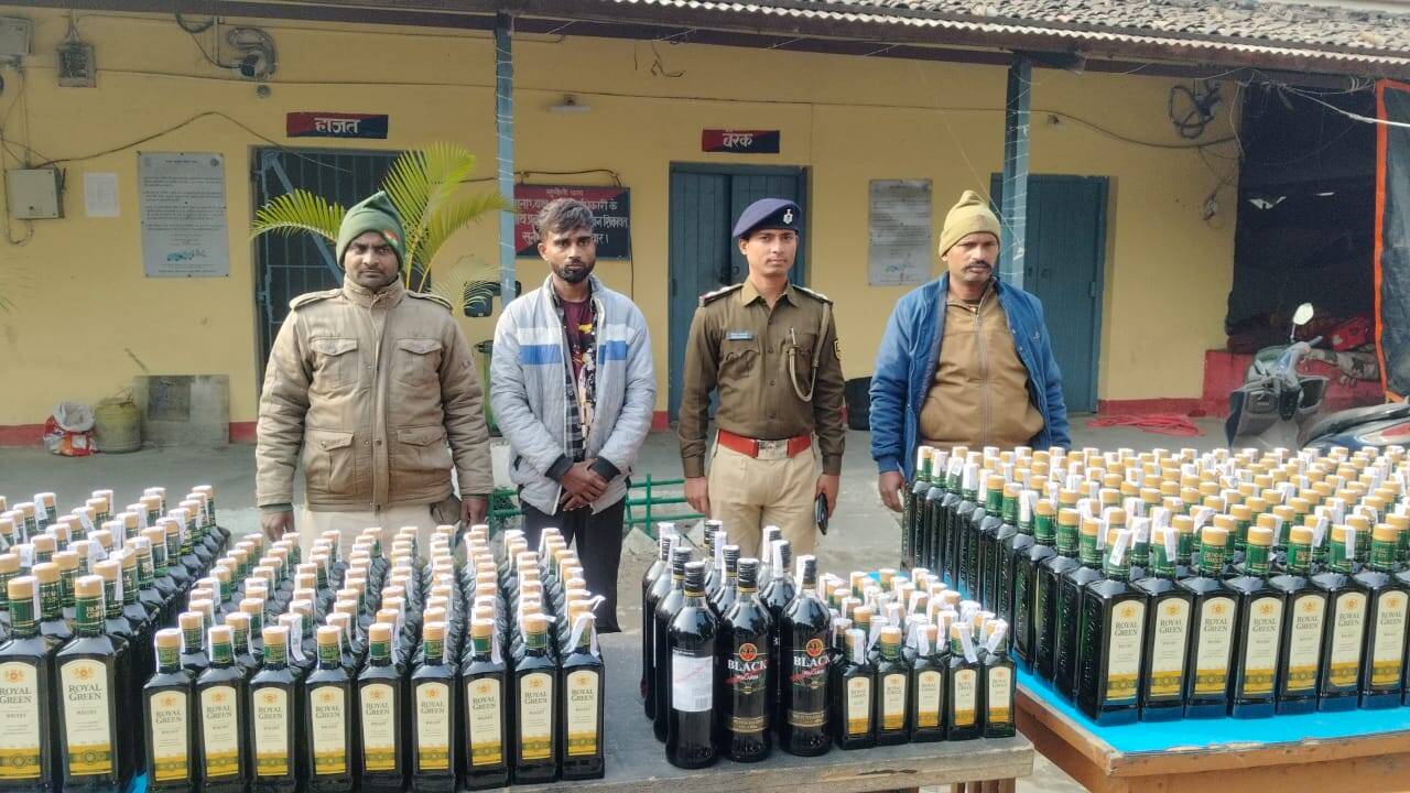 डीसीएम वाहन में छिपा कर लाया जा रहा शराब बरामद