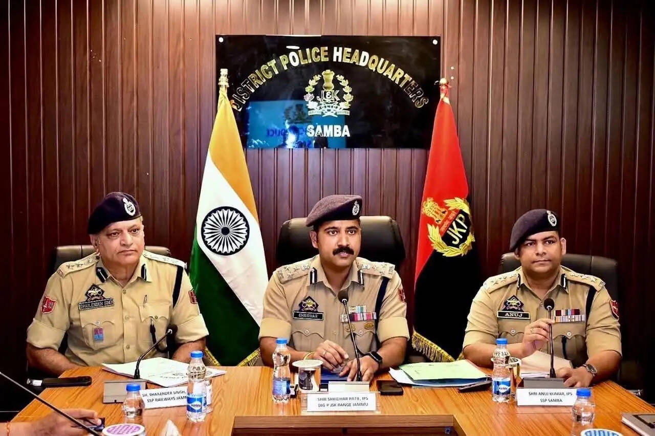 रेलवे सुरक्षा व्यवस्था की डीआईजी ने की समीक्षा, संवेदनशील स्थानों पर गश्त और सीसीटीवी बढ़ाने के निर्देश