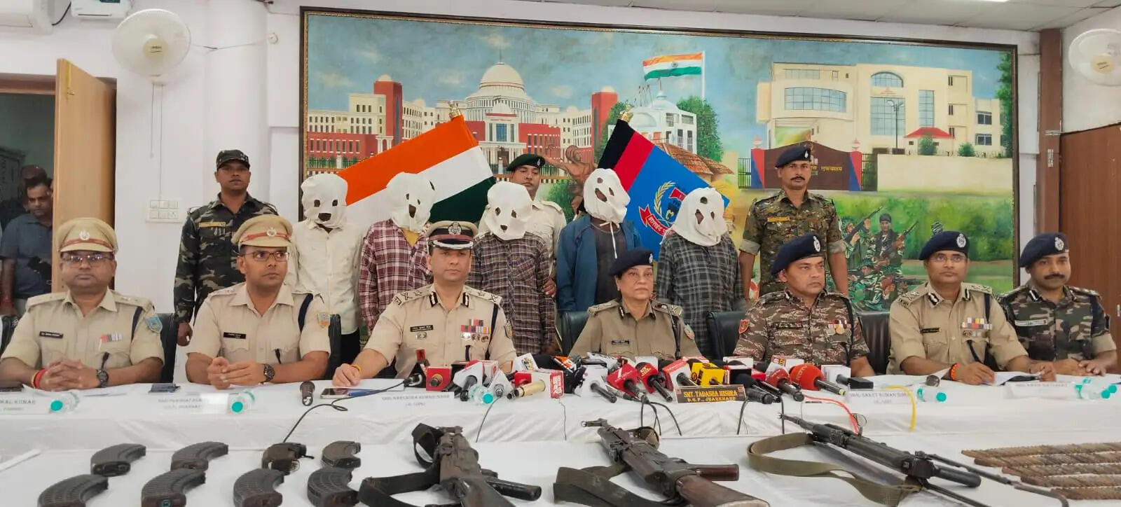(लीड) 'ऑपरेशन दौरा पहाड़' के तहत हुई 2.20 करोड़ के इनामी मिसिर बेसरा सहित पांच नक्सलियों की गिरफ्तारी