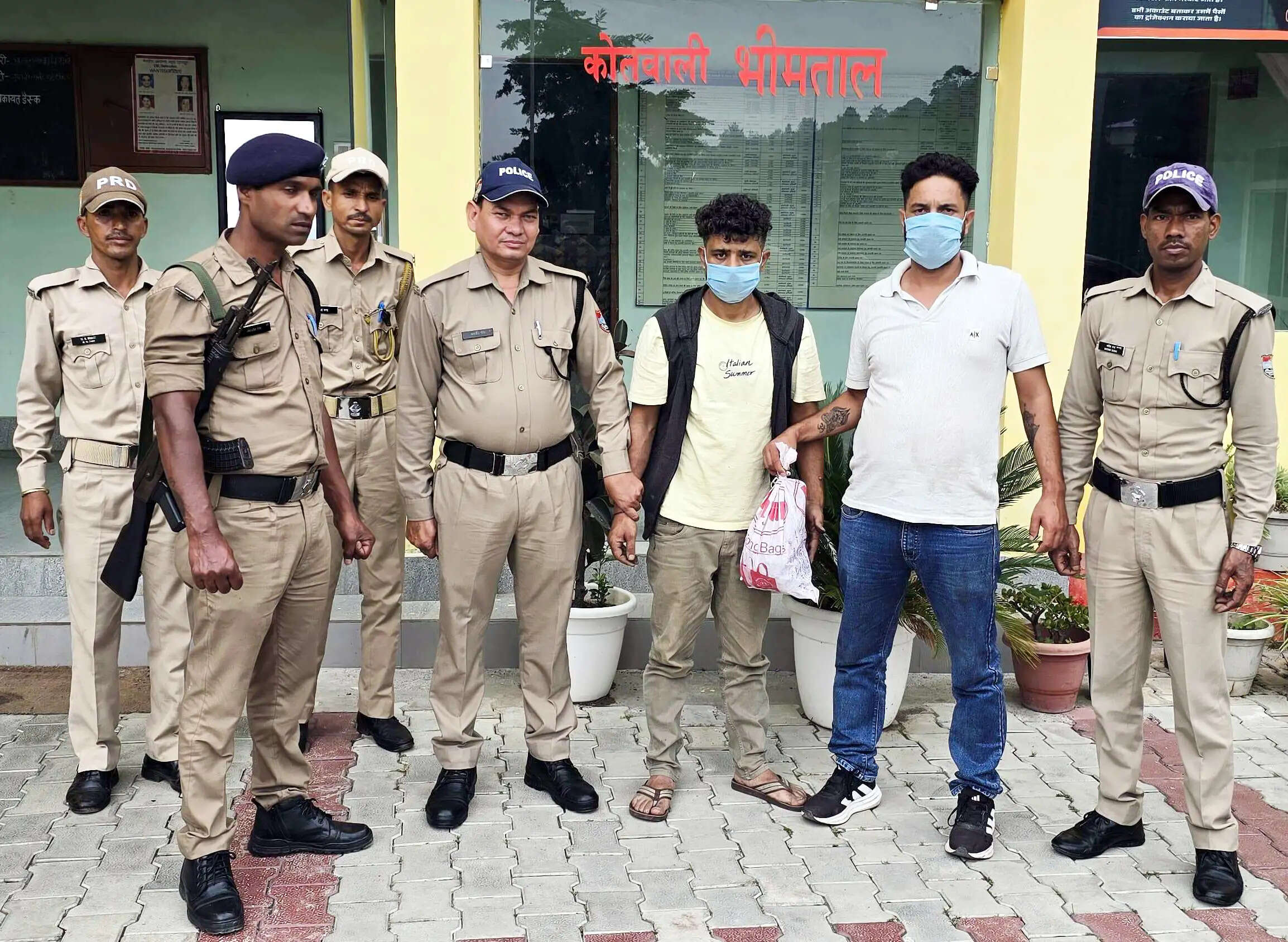 मुर्गा ढोने वाले वाहन की आड़ में चरस तस्करी