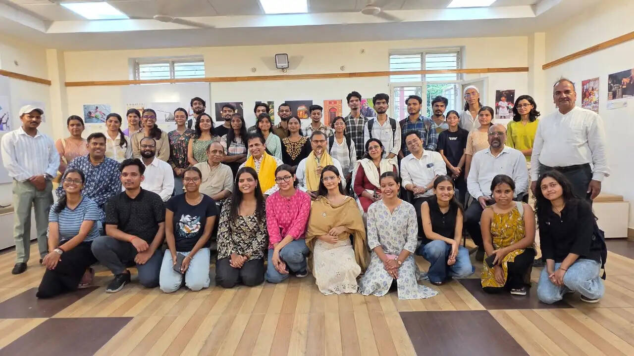 बीएचयू में ‘जॉय ऑफ फ्रीडम’ प्रदर्शनी, तस्वीरों के माध्यम से आज़ादी के विविध रंगों की अभिव्यक्ति