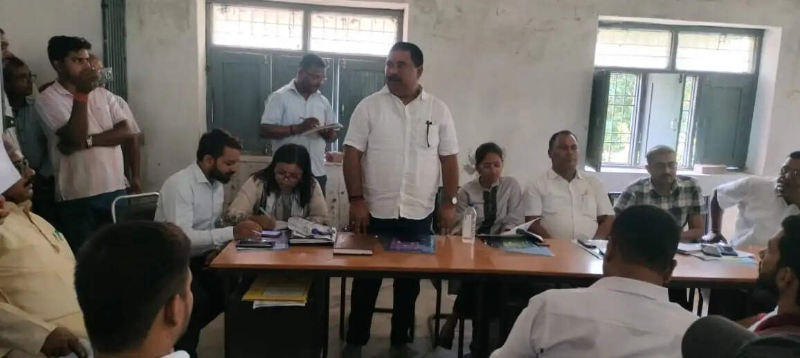थोक खाद विक्रेताओं पर छोटे दुकानदारों के शोषण का आरोप