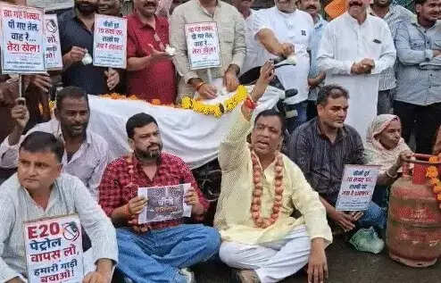 महंगाई के खिलाफ प्रदेशभर में कांग्रेस का अनोखा विरोध-प्रदर्शन,&nbsp;कहीं शक्कर बांटी, कहीं चूल्हे पर रोटियां बनाईं