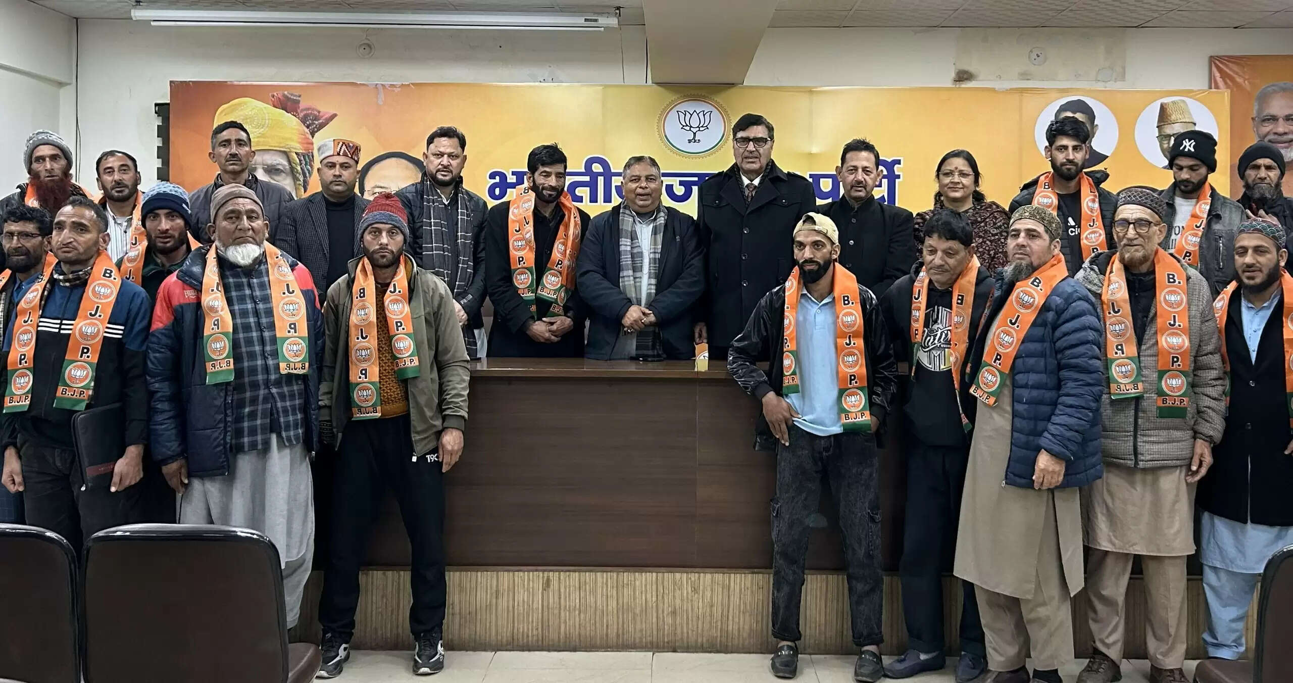 कांग्रेस के वरिष्ठ नेता नील बशीर अहमद नाइक समर्थकों संग भाजपा में शामिल