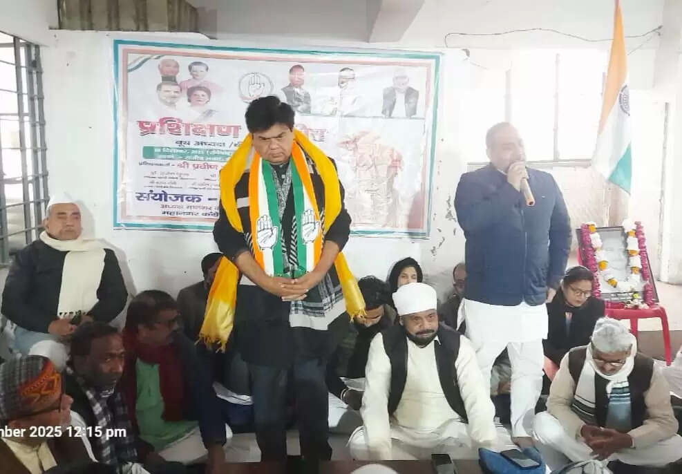 वाराणसी में कांग्रेस ने मनाया स्थापना दिवस,जिलाध्यक्ष ने किया पार्टी का झंडारोहण