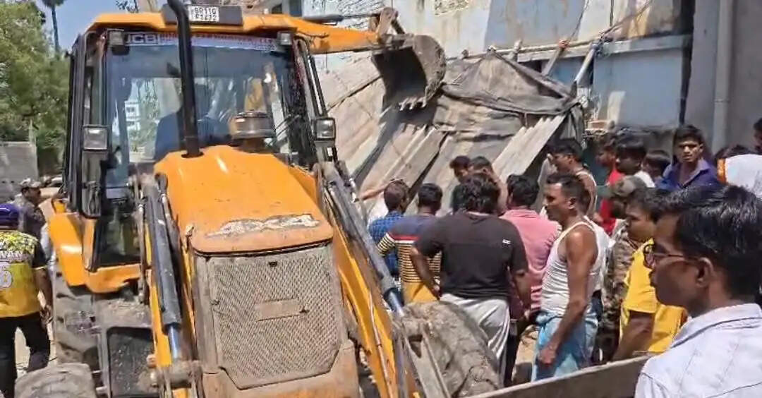 सड़क निर्माण के दौरान हंगामा, नापी के बाद स्थिति सामान्य