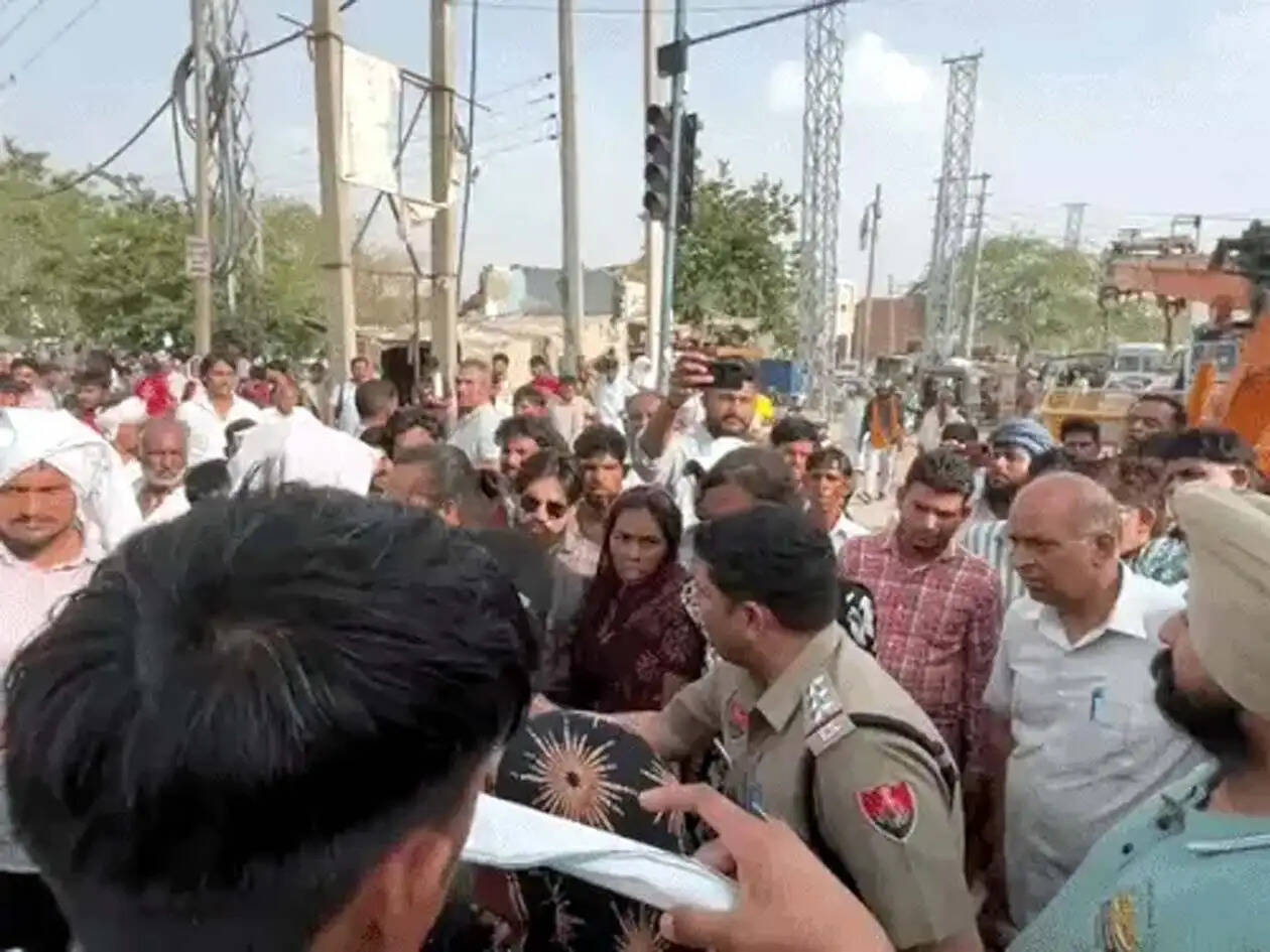 हांसी : अस्पताल में महिला का शव कुतरने पर गुस्साए परिजनों ने गाड़ियां तोड़ी, किया हंगामा