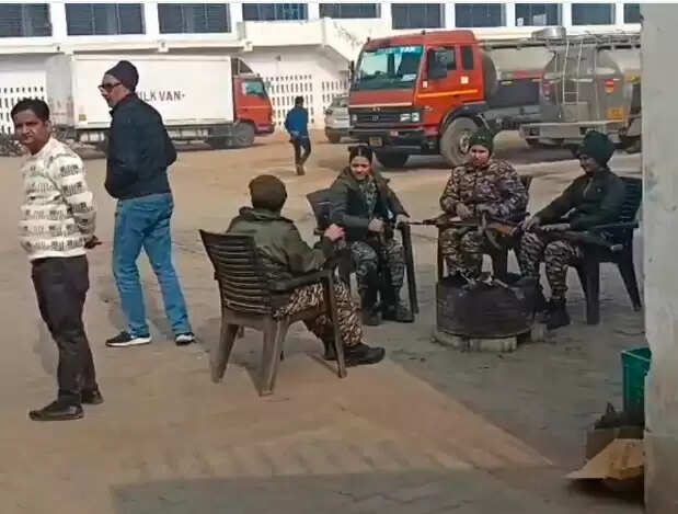 आनंदा डेयरी में चल रही छापेमारी, आयकर टीम के अधिकारी की बिगड़ी तबीयत