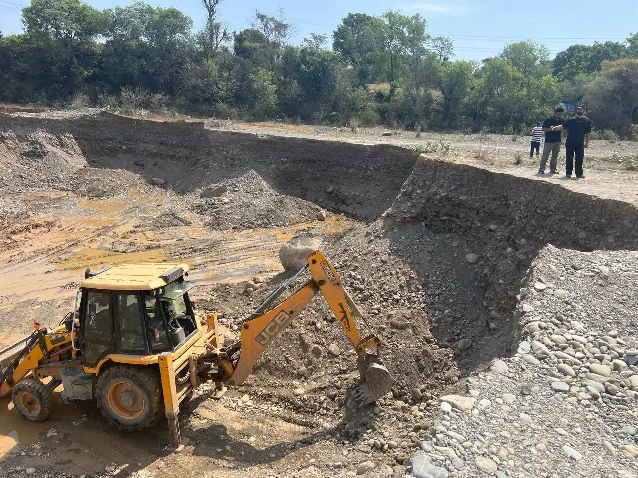 अवैध खनन के खिलाफ कार्रवाई, 8 वाहन जब्त