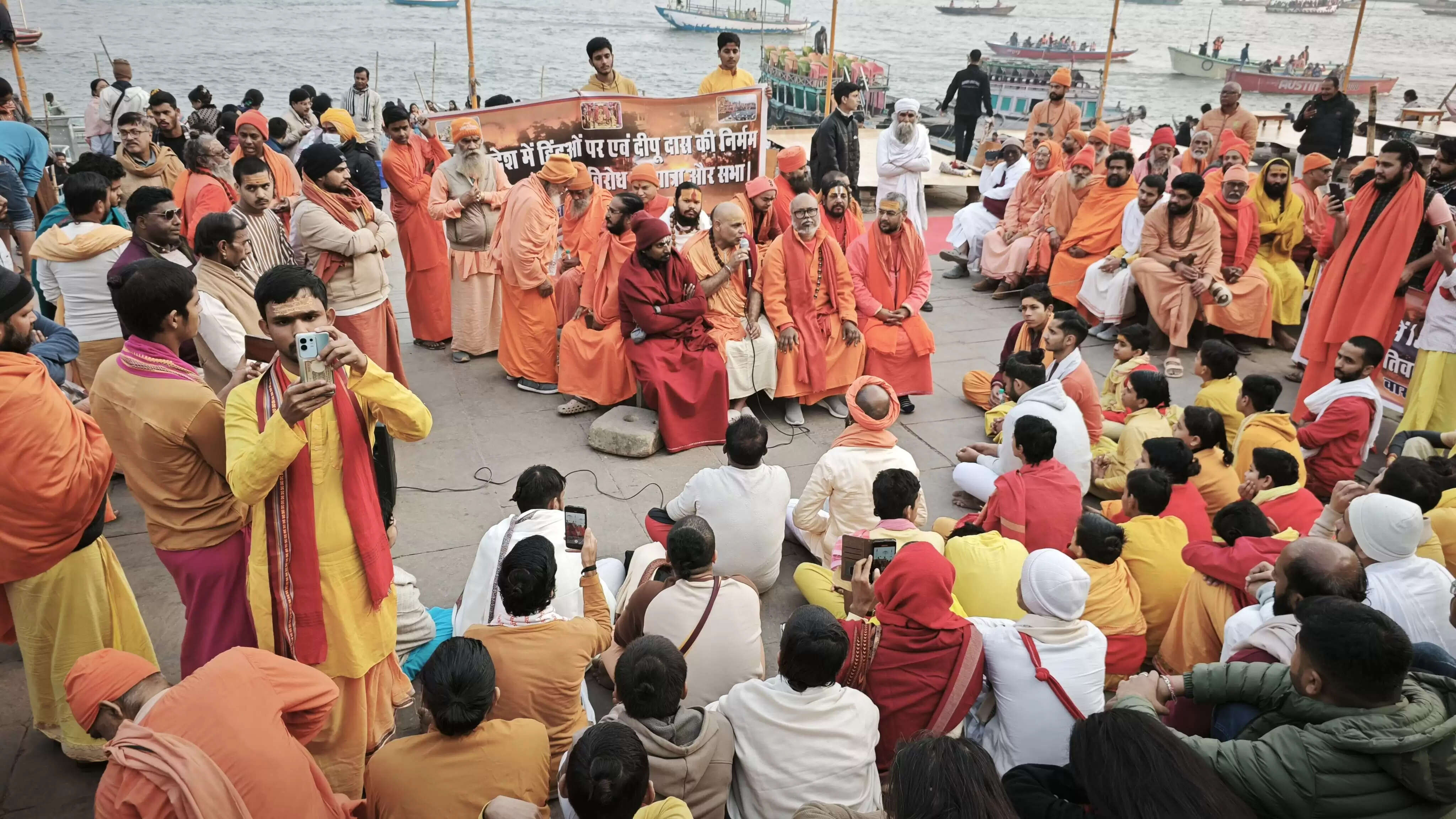 बांग्लादेश में हिन्दू युवक की हत्या पर काशी के संतों में आक्रोश, निकाली पदयात्रा