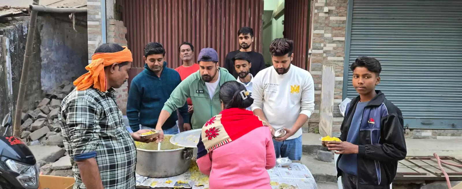 युवाओं ने मकर संक्रांति पर किया खिचड़ी भोज व कंबल वितरण का आयोजन