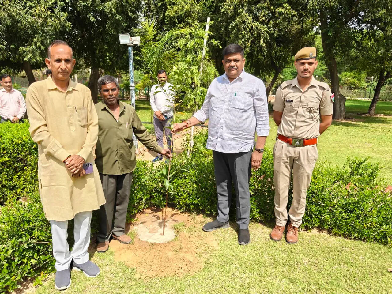 वन राज्यमंत्री ने पौधारोपण कर दिया पर्यावरण संरक्षण का संदेश