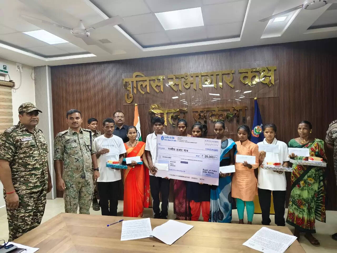 &nbsp;छत्तीसगढ़&nbsp;के&nbsp;सुकमा&nbsp;में&nbsp;52 लाख रुपये के इनामी नाै नक्सलियों ने किया आत्मसमर्पण