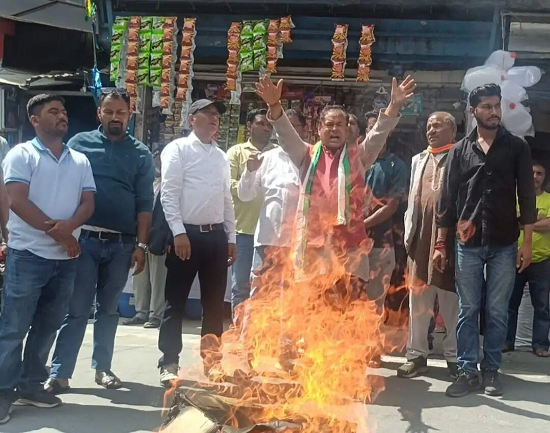 बदरी-केदार मंदिर समिति भंग कर निष्पक्ष जांच की मांग, कांग्रेस का प्रदर्शन