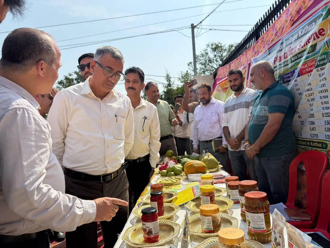 कठुआ में फसल विविधीकरण पर जोर, किसानों को स्ट्रॉबेरी और ड्रैगन फ्रूट की खेती अपनाने की सलाह