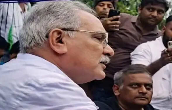नियमों को किनारे रखकर फर्जी एनओसी बांटने के कथित आरोप को लेकर पूर्व मुख्यमंत्री भूपेश धरने पर बैठे